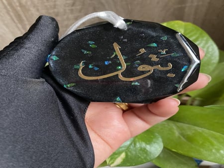 تعليقة سيارة اسود مع ورق سلوفان