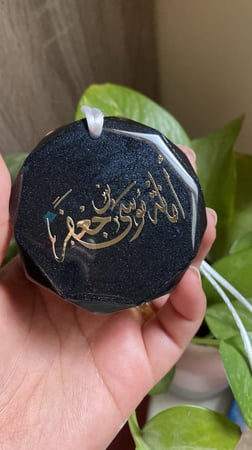 تعليقة سيارة اسود مع ورق سلوفان