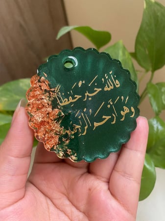 تعليقة سيارة مع ورق برتقالي