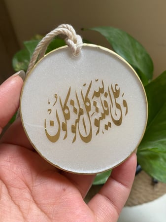 تعليقة سيارة لولوي بحواف ذهبيه