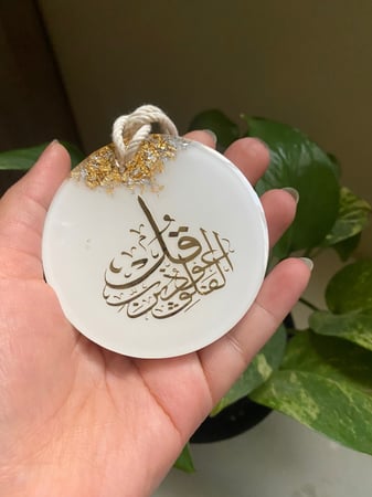 تعليقة سيارة ابيض مع ورق ذهب والفضه