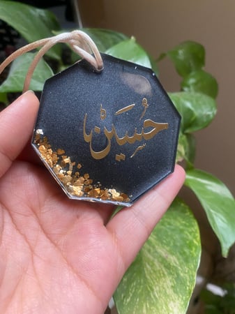 تعليقة سيارة مع رقائق ذهبيه