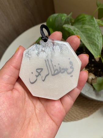 تعليقة سيارة بالوان عدة