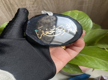 تعليقة سيارة اسود مع ورق سلوفان