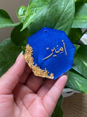 تعليقة سيارة بعدة اللوان