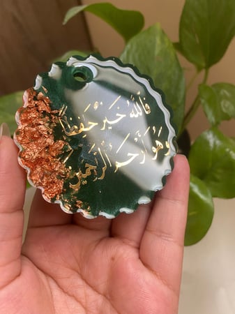 تعليقة سيارة مع ورق برتقالي