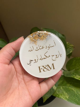 تعليقة سيارة ابيض مع ورق ذهب والفضه