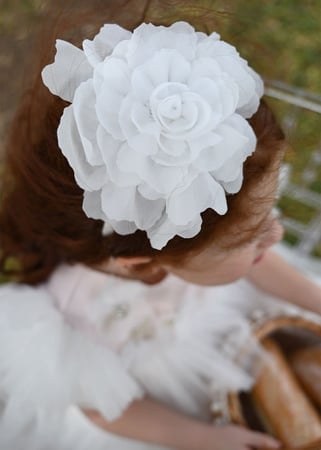 فستان بقصه مميزة من التل مع اضافة الورد بتطريز الفراشات من اللون البنك والاوف وايت