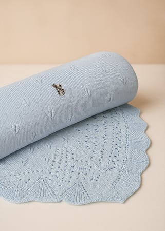 بطانية أطفال محبوكة بلون سماوي – تصميم ناعم