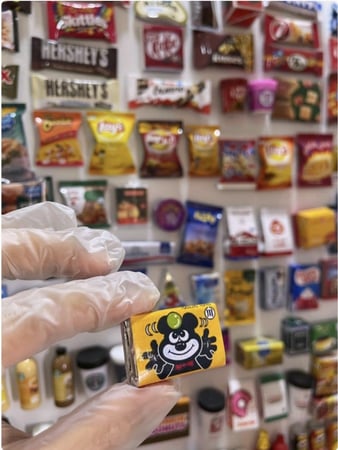 علك ابو طبعة اصفر او احمر
