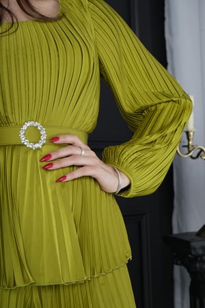 طقم نسائي قماش ستان مع حزام مزين بكرستال