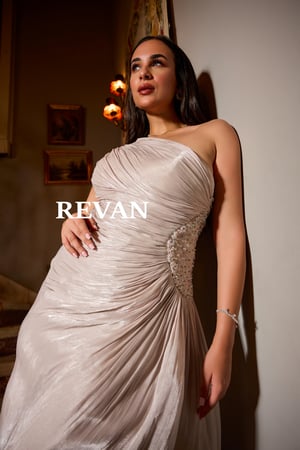 فستان سهرة بكتف واحد وطيات ملتفة مع لمسة كريستالية