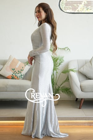 فستان سهره طويل فضي اللون، مصنوع من قماش لامع