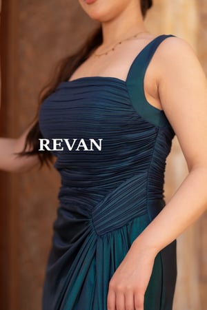 فستان ستان فاخر بثنيات جانبية وقصة انسيابية