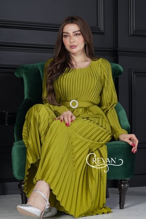 طقم نسائي قماش ستان مع حزام مزين بكرستال