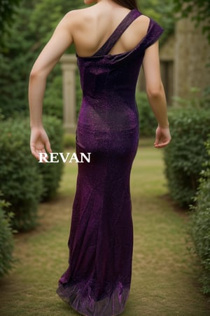 فستان سهرة فاخر من ريڤــان باللون البنفسجي بتصميم غير متماثل وشق أمامي أنيق