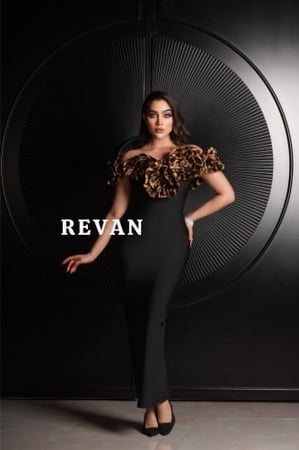 فستان سهرة أسود بتفاصيل أنيقة