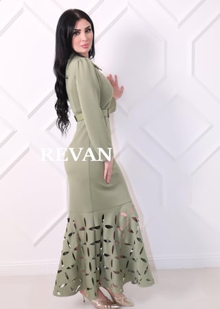 فستان أنيق بتصميم كلاسيكي ولمسات عصرية