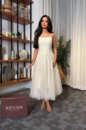 فستان عيد ميدي  فاخر بتصميم أنثوي ناعم  من ريڤــان