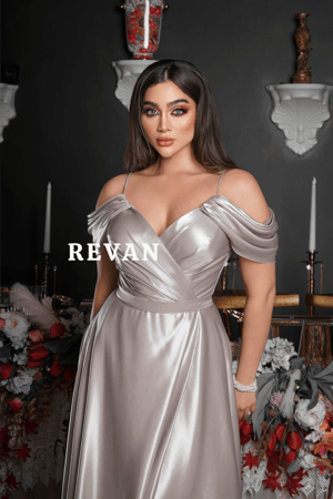 فستان سهرة فضي بلمسة أنوثة