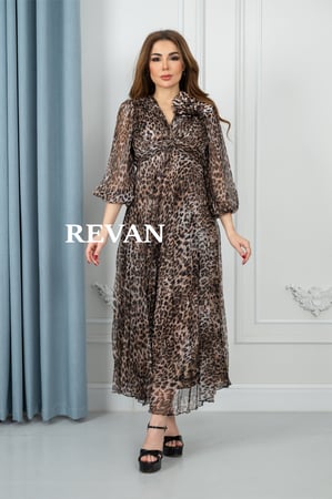 فستان ماكسي بنقشة النمري لإطلالة جريئة وأنيقة