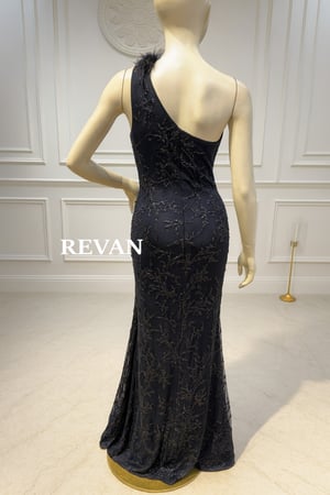 فستان سهرة كحلي بكتف واحد مطرز مع ريش فاخر وفتحة جانبية من ريڤــان