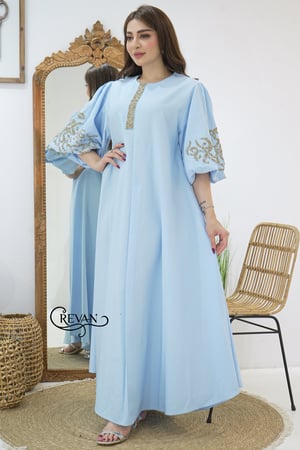 جلابية ناعمة بتطريز جذاب من الاكمام والصدر