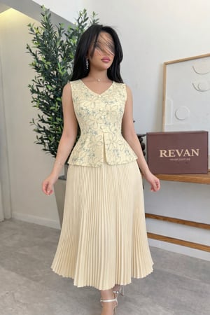 فستان ميدي بتطريز زهري أنيق إطلالة أنثوية راقية من ريڤــان