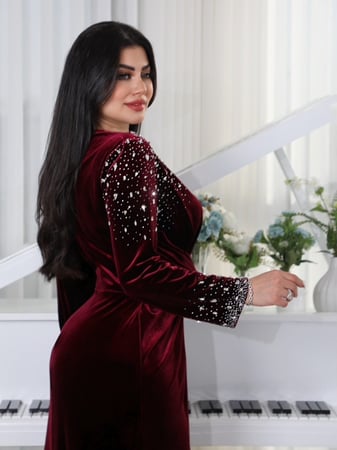 فستان مخملي مطرّز فاخر من ريڤــان