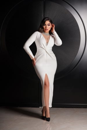 فستان أنيق بتصميم ملتف ورقبة مرصعة بالكريستال