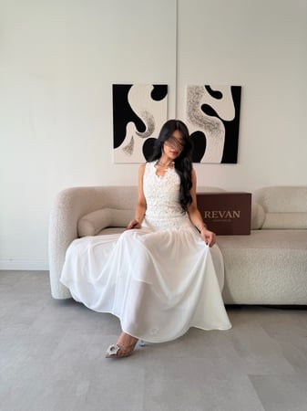 فستان عيد ميدي بدانتيل ناعم وقصة انسيابية من ريڤــان