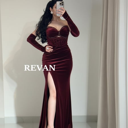 فستان سهرة مخملي بكورساج مرصع وشق جانبي من ريڤــان
