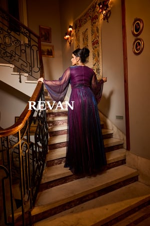 فستان سهرة بأكمام كيمونو شفافة