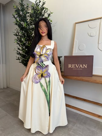 فستان عيد بتطريز ورد بارز أناقة فنية راقية من ريڤــان
