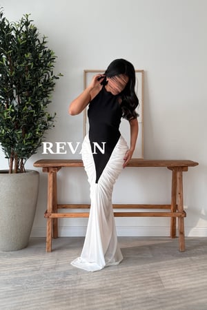 فستان سهرة بتصميم مميز من ريڤــان