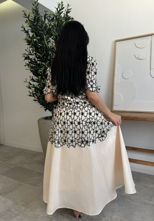 فستان عيد بتطريز زهري أسود أناقة كلاسيكية راقية من ريڤــان