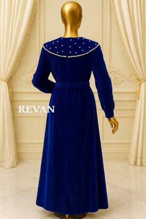 فستان سهرة فاخر من ريڤــان كحلي بياقة لؤلؤية وحزام أنيق