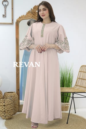 جلابية ناعمة بتطريز جذاب من الاكمام والصدر