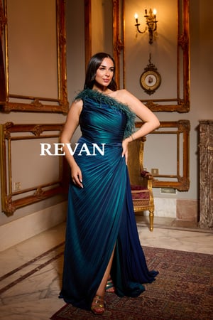 فستان سهرة بكتف واحد بطيات مائلة وتزيين ريش