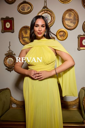 فستان سهرة بحمالة رقبة عالية وطيّات أنيقة مع شال منفصل