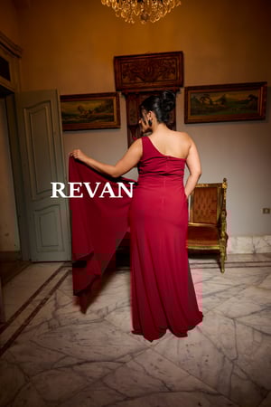فستان سهرة بكتف واحد مع لمسات كريستالية من REVAN
