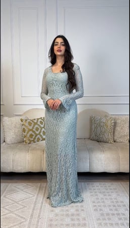 فستان عيد دانتيل طويل أناقة ناعمة بإطلالة ملكية من ريڤــان