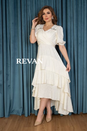 فستان بطبقات بتصميم أنيق وعصري