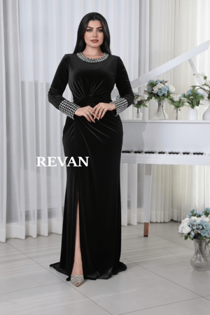 فستان سهرة بتطريز فاخر وقصة ملتفة من ريڤــان