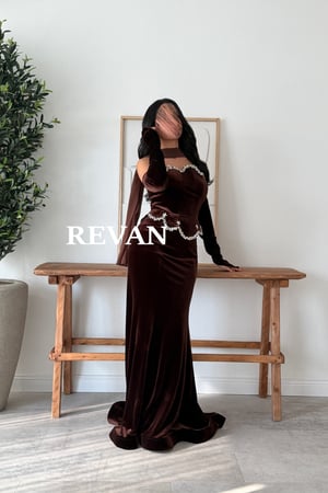 فستان مخملي فاخر بلمسة ملكية وتطريز كريستالي