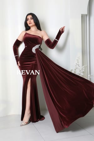 فستان سهرة بقصة أنيقة مع ذيل انسيابي من ريڤــان