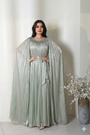 جلابية  ملكية بكسرات انسيابية وتطريز علوي فاخر من ريڤــان