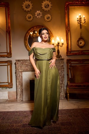 فستان سهرة بكتف واحد بطيات أنيقة من REVAN