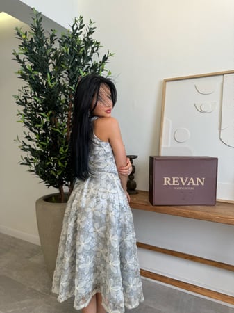 فستان عيد ميدي بتطريز ورد ثلاثي الأبعاد أناقة ساحرة من ريڤــان