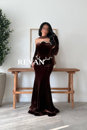 فستان مخملي فاخر بلمسة ملكية وتطريز كريستالي